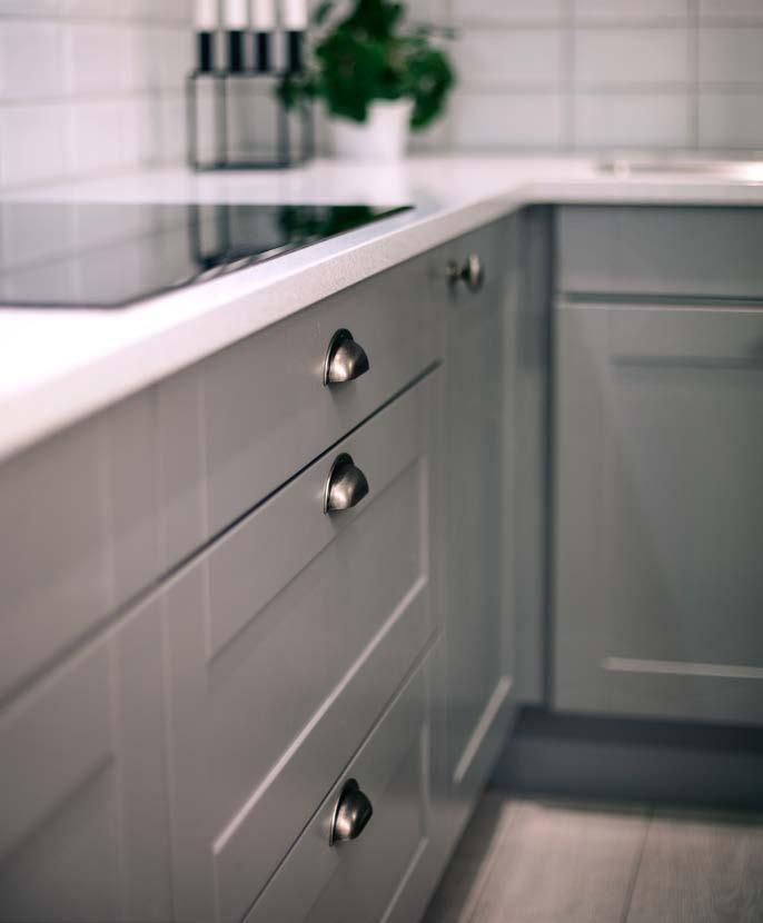 FEVIK eleganse i grått Moderne møter klassisk i Fevik et stilrent kjøkken med profilerte fronter og fine linjer.