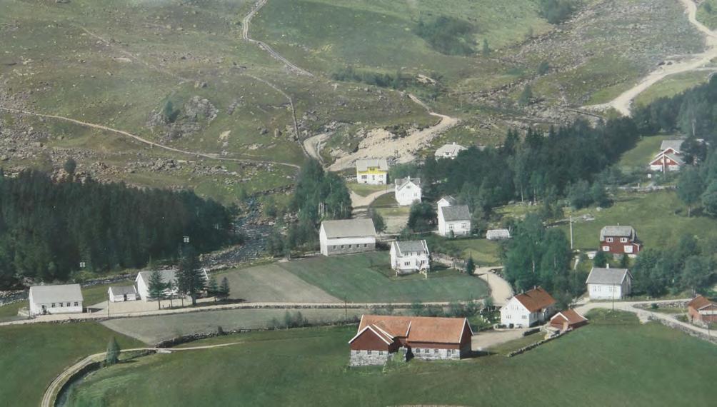 gjekk ikkje det. Skulehuset stod ferdig i 1926 og med stor leikeplass for ungane. Det var to skulestover, inngang og eit lite materialrom. Vedaskut med utedo.