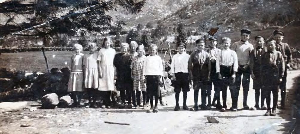 Vikeså Skule 1922/23 Fra venstre: Agnes Vikeså, Gudrun Skjæveland, Margit Hegelstad, Karli Vikesdal, Berte Malene Gjedrem, Anna Holm, Ola Skjæveland, Olai Svela, Jonas Vikeså (Jonas i Myrå), Sigurd