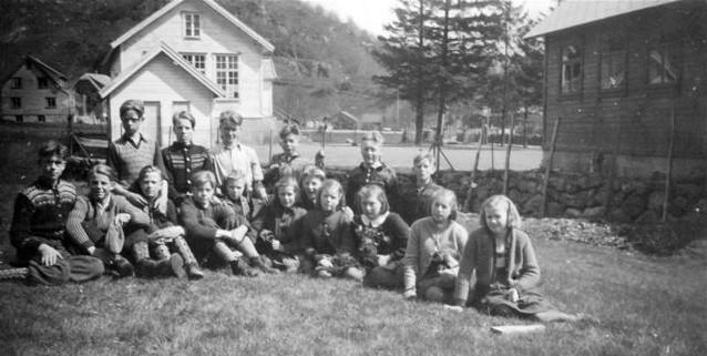 Vikeså Skule, med bygninger i 1943/44 Fra venstre: Gunvald Helland, Thelmer Skjæveland, Torger Vikesdal, Kåre Gåsland, Reidun Svela, Sigrun Vikeså, Marton Vikeså, Svanaug Carlsen, Erna Svela, Ingveig