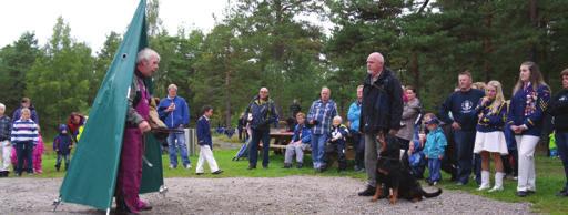 Om en ønsker å gå tur med sin hund, sosialisere seg selv og hunden eller om en tar sikte på de høye mål finnes alltid plass hos oss. fri v/ fot, innkalling, rundering på telt / bevoktning og en flukt.