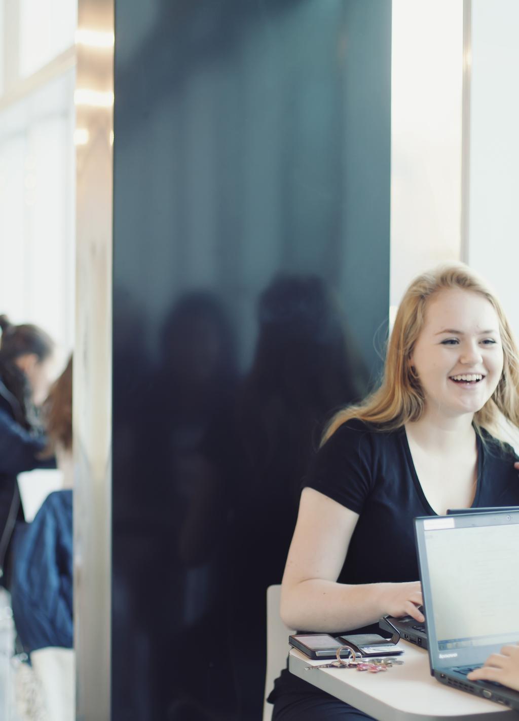 Studiespesialisering... -6 IB Diploma Programme...7 Om skolen Idrettsfag... 8-9 Helse- og oppvekstfag... 10-11 KKG (Kristiansand katedralskole Gimle) er i dag en skole med ca. 100 elever og 0 ansatte.