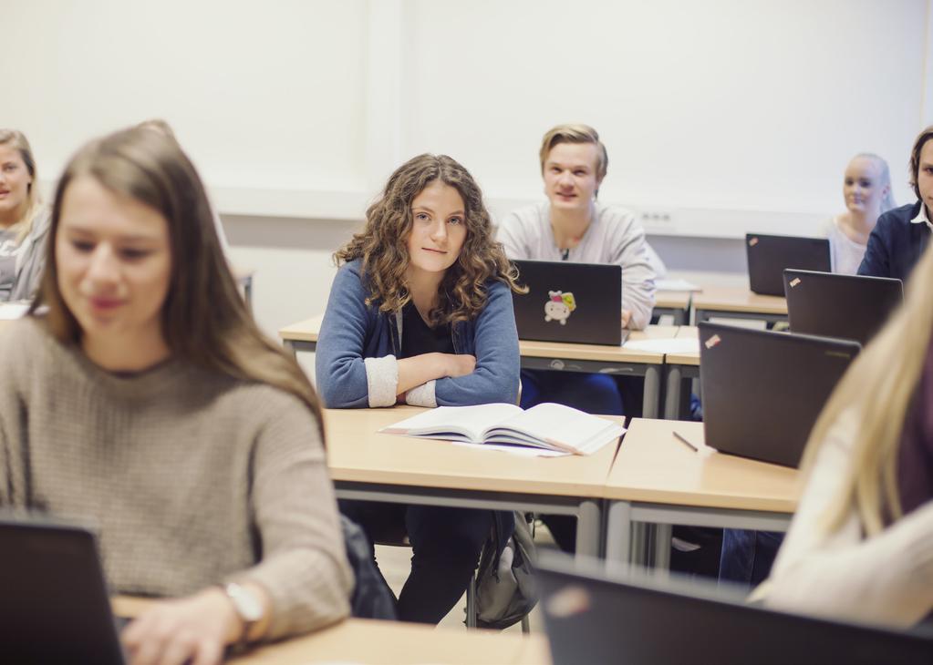 Vg1 enten vært elev i Pre-IB-klassen eller i en ordinær klasse på Studiespesialisering.