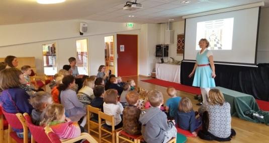 stilling. Pr. august 2016 inngjekk biblioteket eit samarbeid med Fitjar vidaregåande skule og skulebibliotekaren har 6 timar arbeidstid på folkebiblioteket.