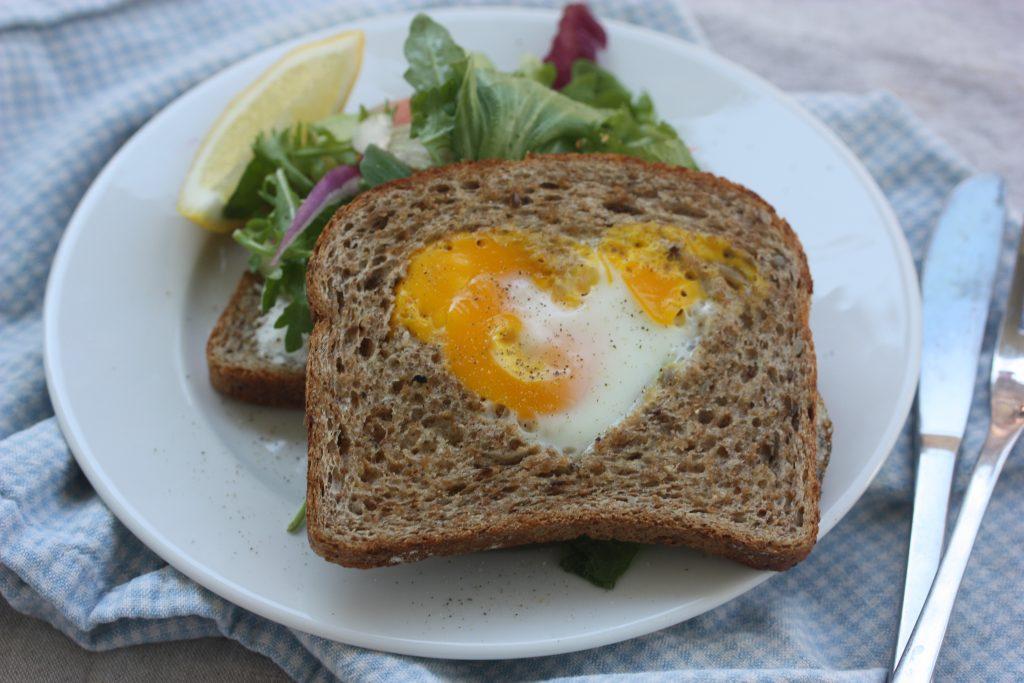 Luksustoast med røkelaks, stekt egg og avocado Blir du også litt lei av de samme kjedelige brødmåltidene? Da MÅ du prøve denne digge blingsen!