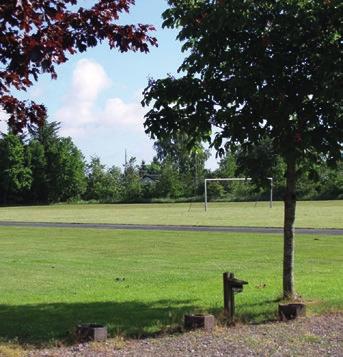 Fotballbaner: Naturgressbaner på stedet.