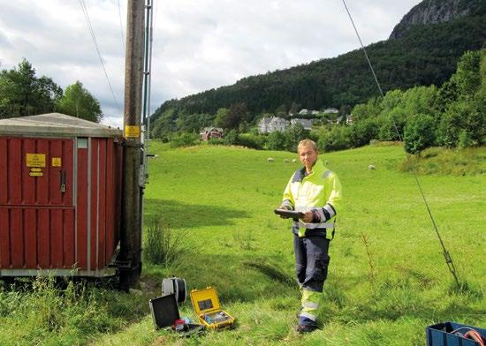 høyere. Lavspent arbeid på Åmnes. I stolpen Jan Erik Risvik, sammen med montør Crister Myrvang.