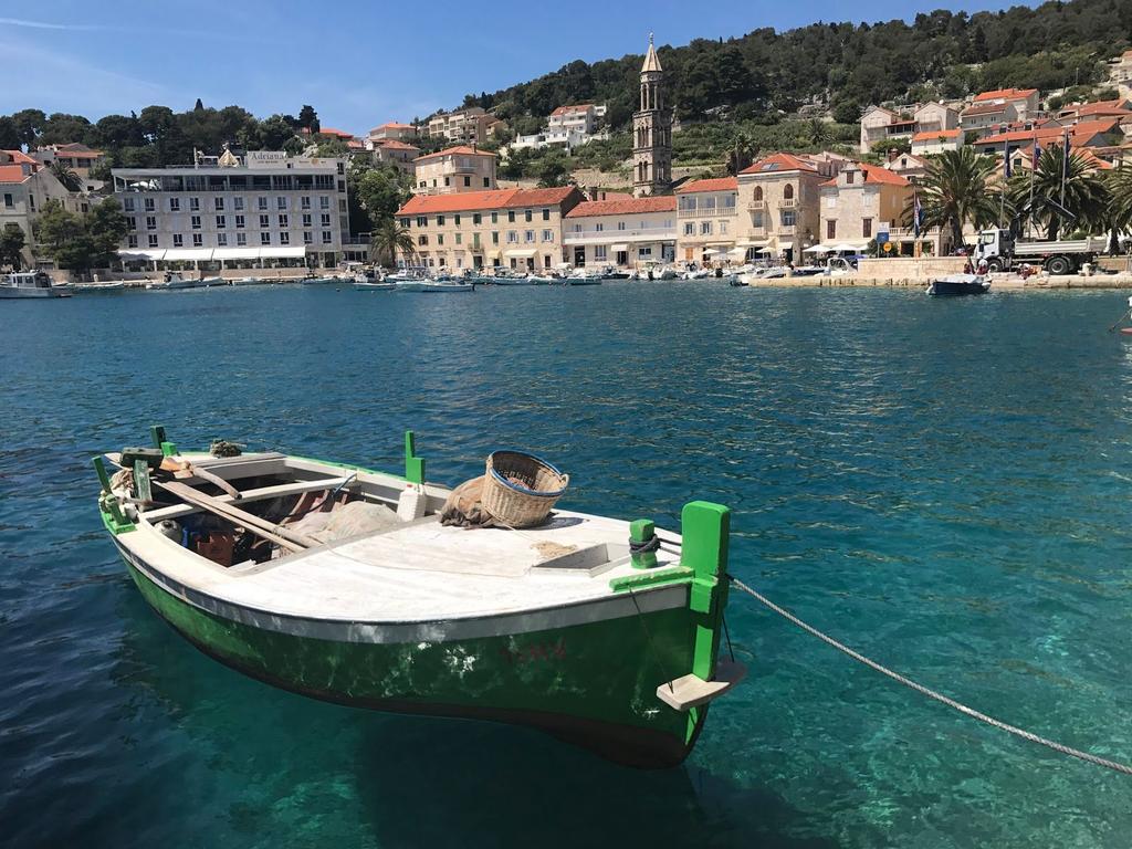 Dag to vil bestå av en dagstur til Hvar, hvor man skal på besøk på vingård, besøke festningen på Hvar og Europas eldste Teater. Det vil også være felles lunch og middag samt fritid.