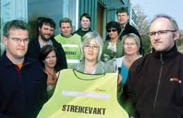 GJØVIK: Streikeleder på Gjøvik, Ronny Paulsen, med en del av 52 streikende i bakgrunnen.