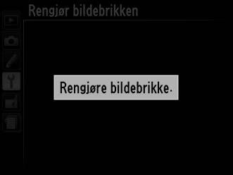 Filteret kan rengjøres til enhver tid ved hjelp av alternativet Rengjør nå, eller rengjøringen kan utføres automatisk når kameraet slås på eller av. "Rengjør nå" 1 Plasser kameraet med undersiden ned.