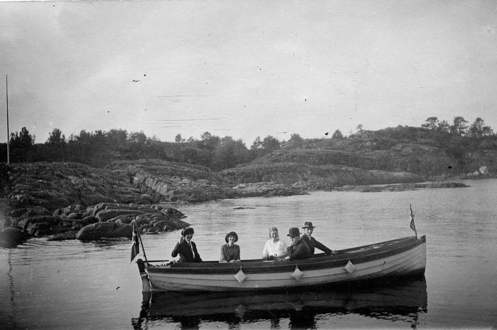 Øyestad i gamle dager Sensommertur i Klaua i 1923 Dette kortet dukket opp hos en postkortsamler i bygda. Flotte båtturer på solfylte høstdager har alltid stått høyt i kurs hos Øyestadfolk.