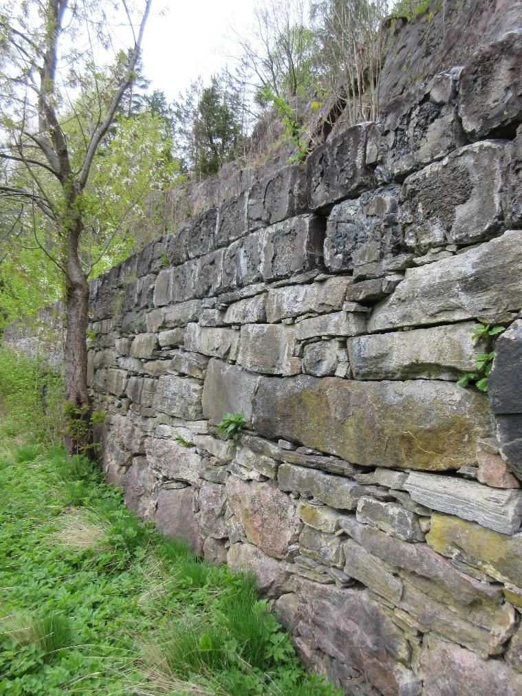 I den øvre, høyeste muren finnes en stein hvor bokstavene til de tidligere eierne er innhogd, samt årstallet 1752. Steinen er sannsynligvis gjenbrukt, og har stått et annet sted tidligere.