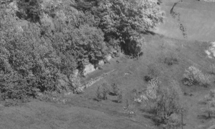 På et utsnitt av flyfoto tatt av Widerøe 1958 sees kun to murer, og bare én terrasse (mistbenk). Bak den øvre muren er området tilvokst.