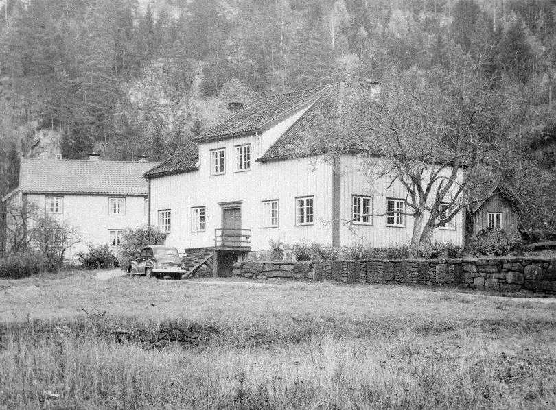 Det synes opplagt at gjerdet har fulgt ytterkanten av forstøtningsmuren.