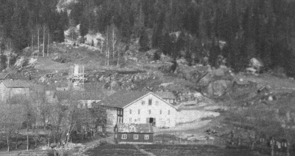 Melaas, som bodde eller frekventerte Eikelands Verk hyppig i et par tiår før og etter 1900 har enkelte bilder der dette området kan sees i bakgrunnen.