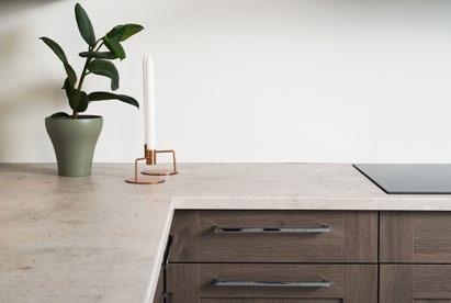 Her vises kjøkkenet med laminert benkeplate, krom håndtak og kitchen board plate i modell