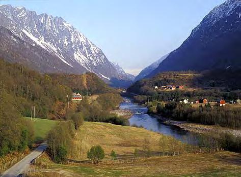 Sør for Sognefjorden har fjellene ofte et mer avrundet preg, noe som stedvis også ses ved noe slakere