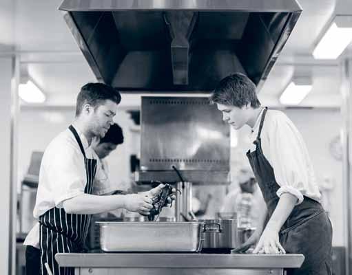 Kokkerekruttering Kjøkkensjef Steffen Hansen veileder Marcus Smeby i riktig behandling av hummer og hvordan oppnå den perfekte suppe.
