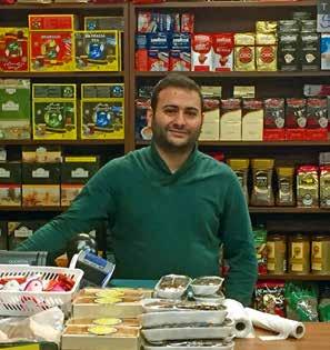Greske oliven, italienske oljer, italiensk is pasta, nøtter, tørket frukt, premium kaffe, te i løs vekt, sier Ømer Sahin som driver butikken sammen med sin bror.