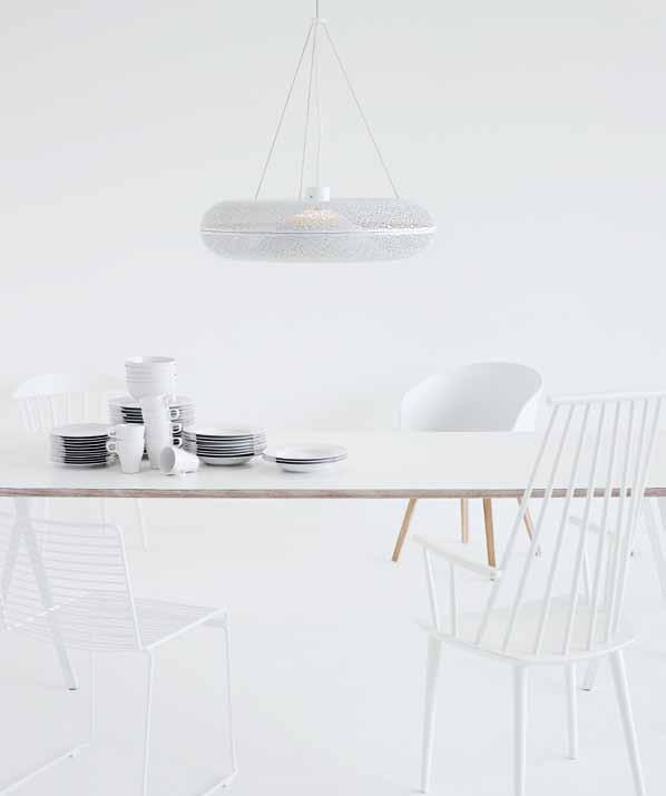 HVITT i HVITT Aeros Hvit PH Snowball, designet av Poul Henningsen, skaper en flott lyseffekt i rommet med en