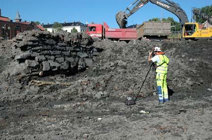 Man har pælet i to rekker langs yttersiden og innersiden av kaifrontene. Pælene står med en avstand på ca 1,8 meter og understøtter langsgående og tverrgående fundamentstokker.