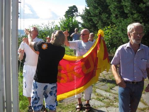 Skogheim 70 års jubileum Gruppebilde med gaven fra Drammen Døveforening