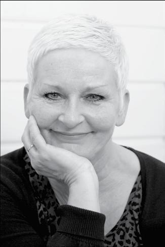 Ragnhild Kolden er frå Bøverdalen i Lom og bur i Oslo. Ho debuterte i 2010 med romanen I krig og kjærleik, ei klok og medrivande framstilling av dobbeltagentverksemd under den andre verdskrigen.