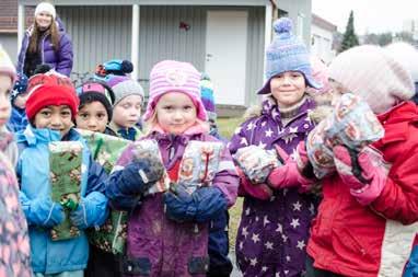 Pakkene var omhyggelig pakket inn og merket med Boy eller Girl, og passende alder for klær og leker.