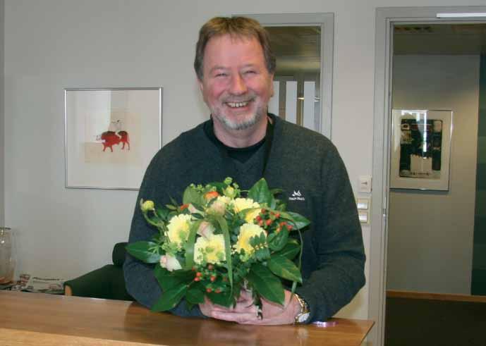 Forbundsleder Arve Bakke fikk blomster fra Likestillingsombudet som følge av bestemmelsene i frontfaget om 14 dager betalt pappaperm.