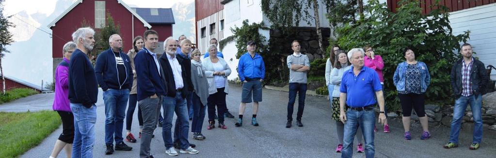 Styret i Norges Bondelag besøkte geitebruket til Magnus Skjerdal (i blå skjorte) på Bjørke i august (Foto: Arnar Lyche).