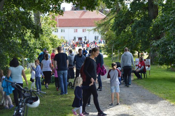 Lokallag som arrangerer Åpen Gard får 5.000 kroner i støtte gjennom Aktive Lokallagsmidler. Her fra Indre Årø gard i Molde i august med 1400 besøkende. (Foto: Arild Erlien).