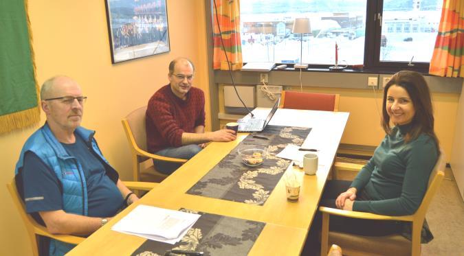 Daglig leder i Landbruk Nordvest, Rune Sjåholm (t.v.) og org.-sjef Arnar Lyche i samtale med stortingsrepresentant Jenny Klinge (Sp) 20. januar (Foto: Arild Erlien). MØTER MED SENTERPARTIET 20.