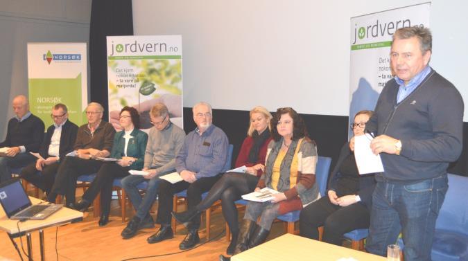 Ordførere og lokalpolitikere på Nordmøre i paneldebatt på temadag om jordvern på Tingvoll (Foto: Arnar Lyche).