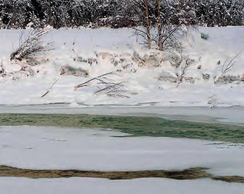 Ismasser etter isgangen ligger igjen langs land, og