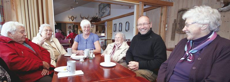 Alene 15 og 20 år i stort hus Liv Skeimo (76) og Tordis Bråten (80) hadde begge store eneboliger 1 mil utenfor sentrum og bodde alene i 15 og 20 år etter at