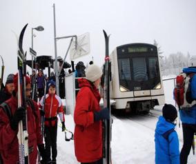 Transport i Oslo Det anbefales å benytte t-bane på strekningen mellom Oslo sentrum og Holmenkollen T-bane linje 1 Frognerseteren Enkeltbillett: NOK 32,-