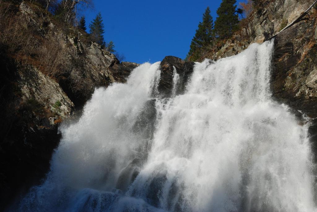 Bilete: Ørredalsfossen i Øystesevassdraget, foto Torill