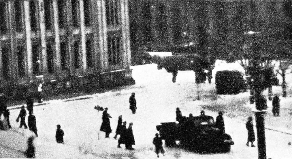 Fig.14: Karl Johans gate ved universitetetsplassen 30/11 1943 I de første krigsårene ble det avholdt en rekke ekskursjoner - spesielt i Oslofeltet da det var strenge restriksjoner på