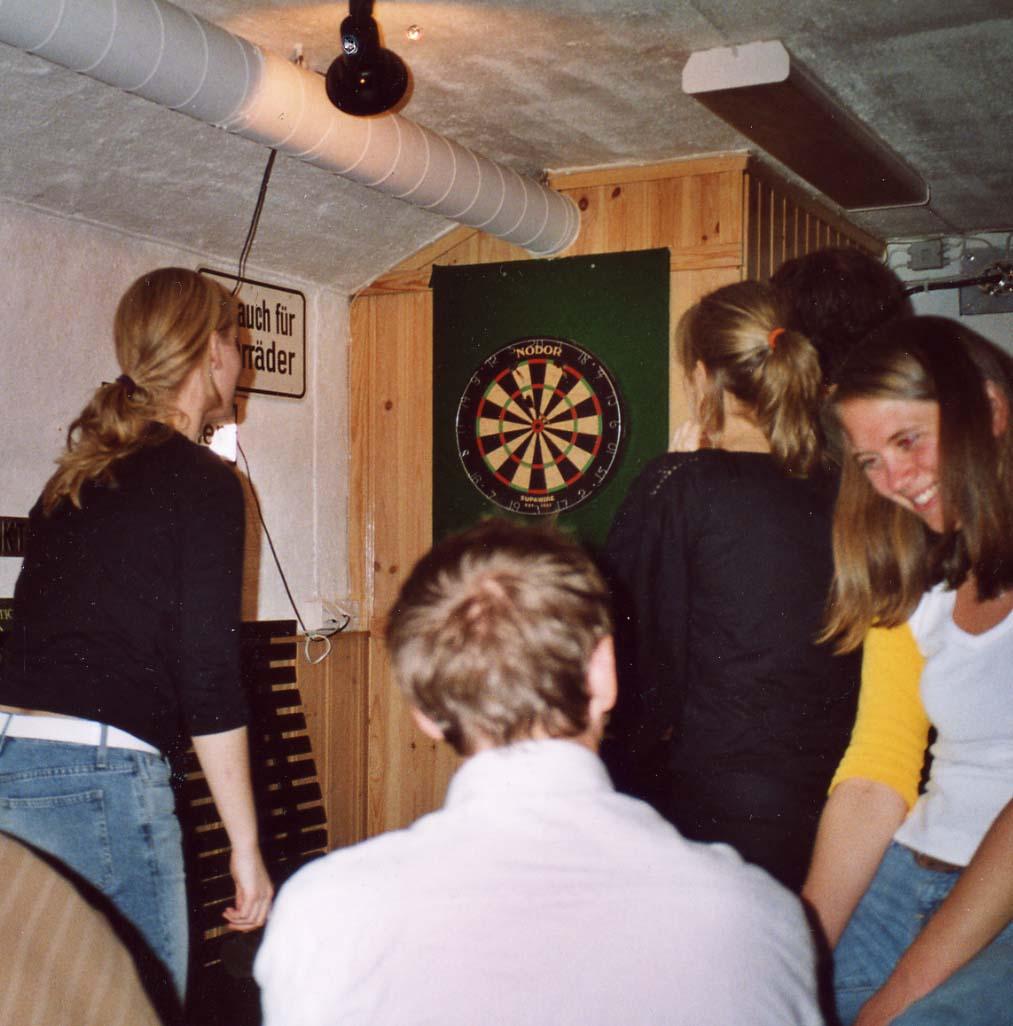 Fig.47: GÆA s herrelag, Holmenkollstafetten 1993 Fig.48: Dart i GÆAkjelleren.