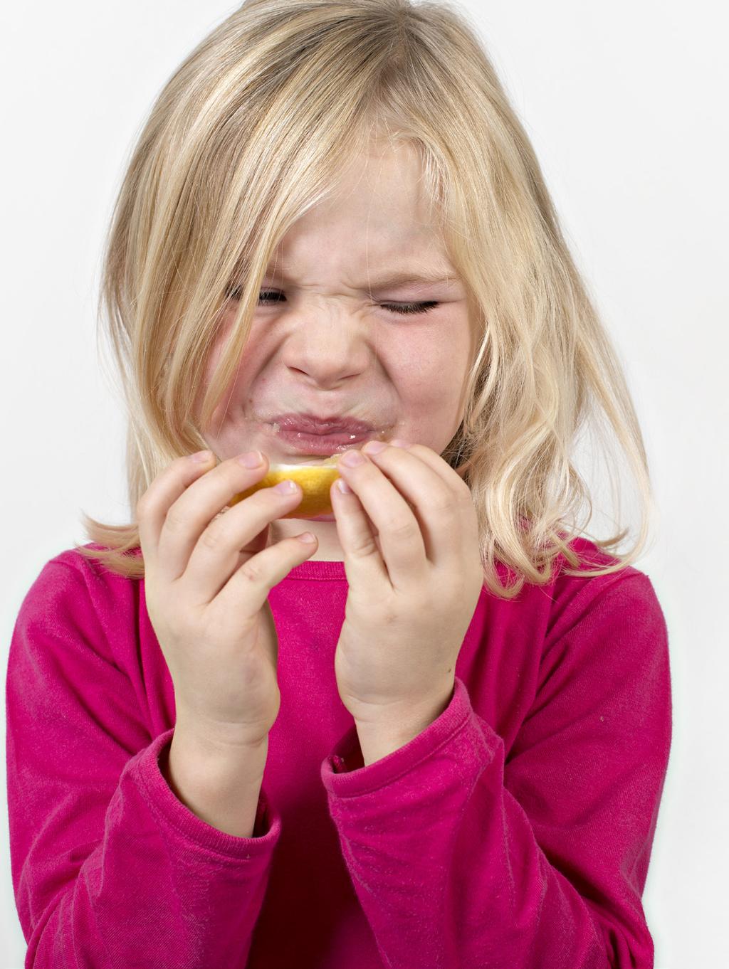 2.5 Tyggemusklatur Nedbrytning av tekstur i matvarer skjer gjennom tygging og spyttdannelse samtidig som, smak og lukt frigjøres. Å tygge er ikke en medfødt ferdighet, men noe små barn må lære seg.