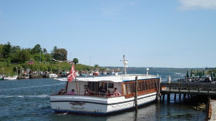 Rønnebæksholm (3.5 km) Like utenfor Næstved ligger det flotte gamle godset, Rønnebæksholm. Godset har siden 1994 vært eid av Næstved Kommune.