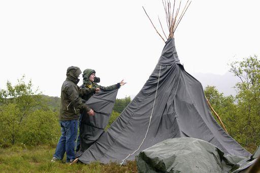 I vær og vind Hva gjør dere når det regner er spørsmålet vi oftest får det kan jo regne inn røykåpningen Er det vindstille kommer regnet rett mot bålet og fordamper av varmen.