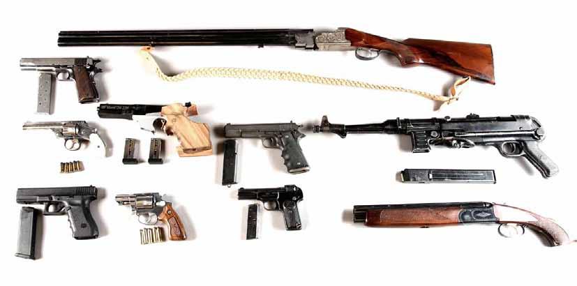 kriminelle MC-klUBBeR StORt BeSlAg: Disse våpnene ble funnet under aksjonen mot Hells Angels MC i Oslo 13.01.2011.