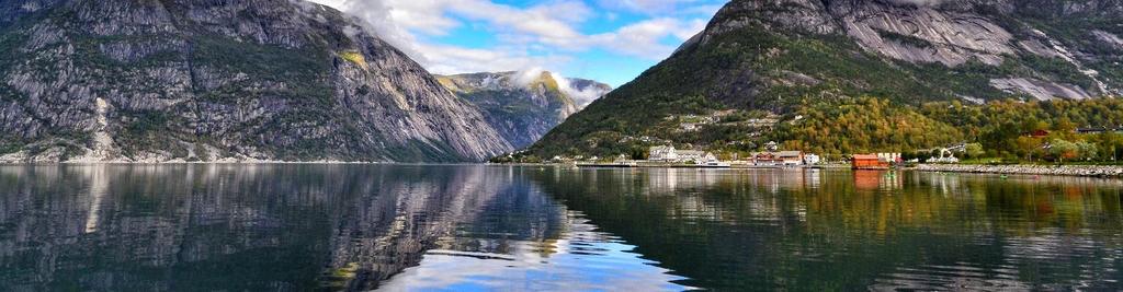 Veien opp til gården starter i Simadal, ca 1 fra Eidfjord/Rv7. Bilveien opp er 5 km lang, og består av ca 2,5 km serpentinvei, resten gjennom en smal tunnel. Pga. smal vei er det innført timekjøring.