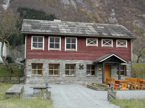 EIDFJORD GAMLE KYRKJE Steinkirka, Norges eneste Jakobskirke som fortsatt har gudstjenester, fylte 700 år i 2009.