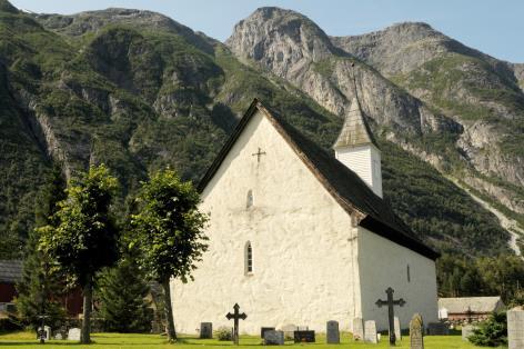 Tidsforbruk besøk: 60 0,5 time Destinasjon Eidfjord AS Grupper over 15 pers.: kr 30 p.p. TREBUA ligger ved siden av Eidfjord gamle kyrkje og viser den unike felemakersamlingen etter Anders J. Aasen.