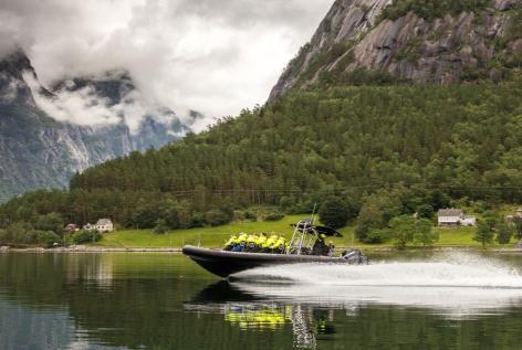 Med god dekksplass ute og salonger med store vinduer er opplevelsen ekstraordinær uansett værforhold. MS Fjærlandsfjord har en kapasitet på 150 passasjerer og turen varer i 1 t og 15 min.