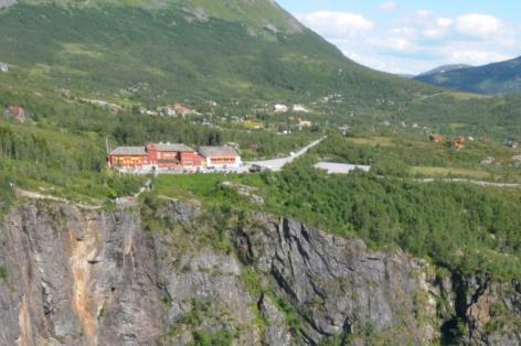 OVERNATTING & SERVERING QUALITY HOTEL VØRINGFOSS Hotellet har 81 doble rom, hvorav 44 med badekar og utsikt over den flotte Hardangerfjorden.