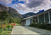 «Fjell & Fjord Kafè og Kremmeri» i sentrum serverer kaffe, kaker, smørbrød fra egen «sandwich bar» i tillegg til interiør og gave artikler. Eidfjord Fjell & Fjord Hotel www.eidfjordhotel.no Tlf.