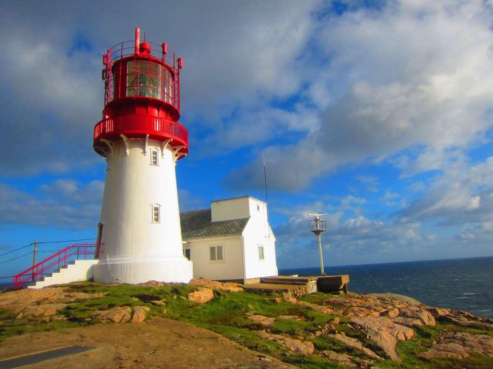 Vi reiser til Danmark med ferje torsdag ettermiddag og strake veien til vårt hotell - og vi nyter et deilig buffètbord om bord.